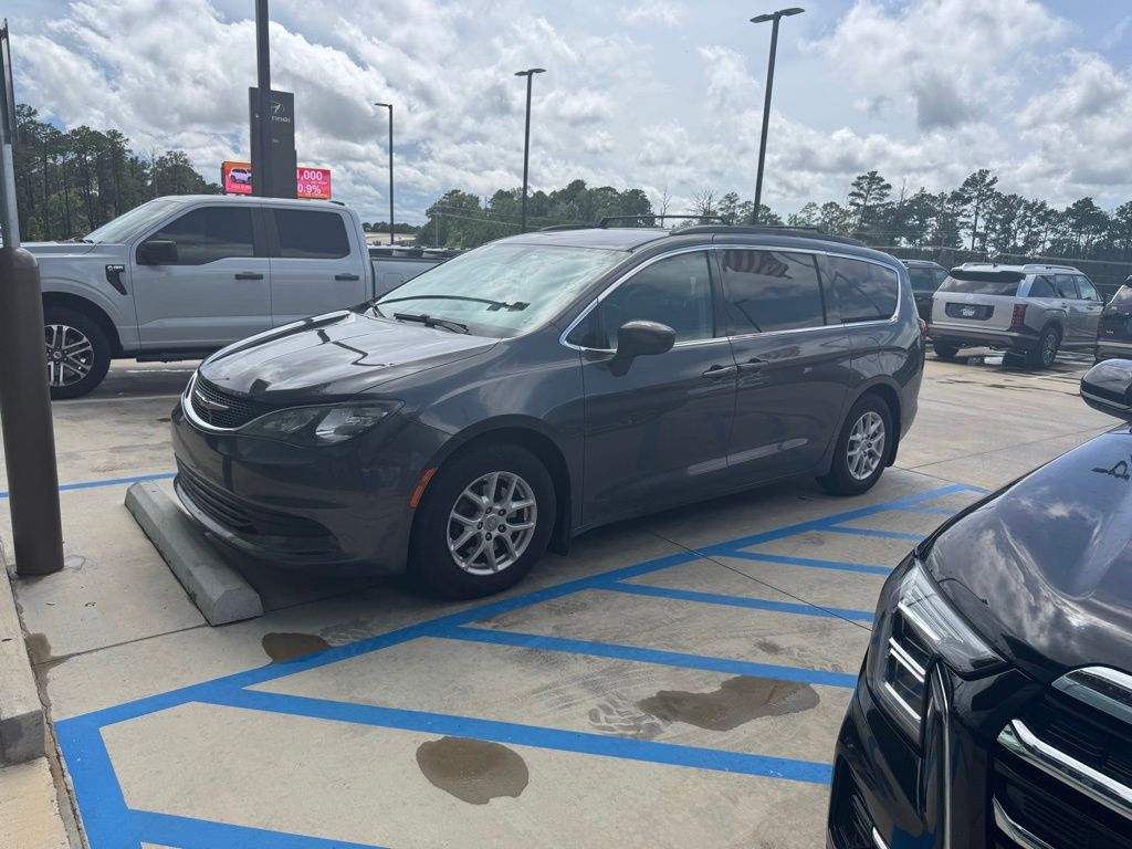 2017 Chrysler Pacifica Touring's photo