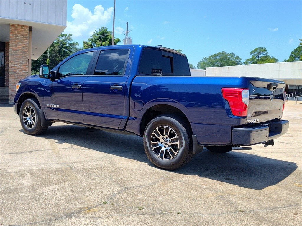 2023 Nissan Titan SV photo 3