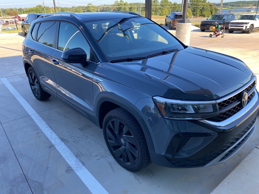 2024 Volkswagen Taos SE photo 2