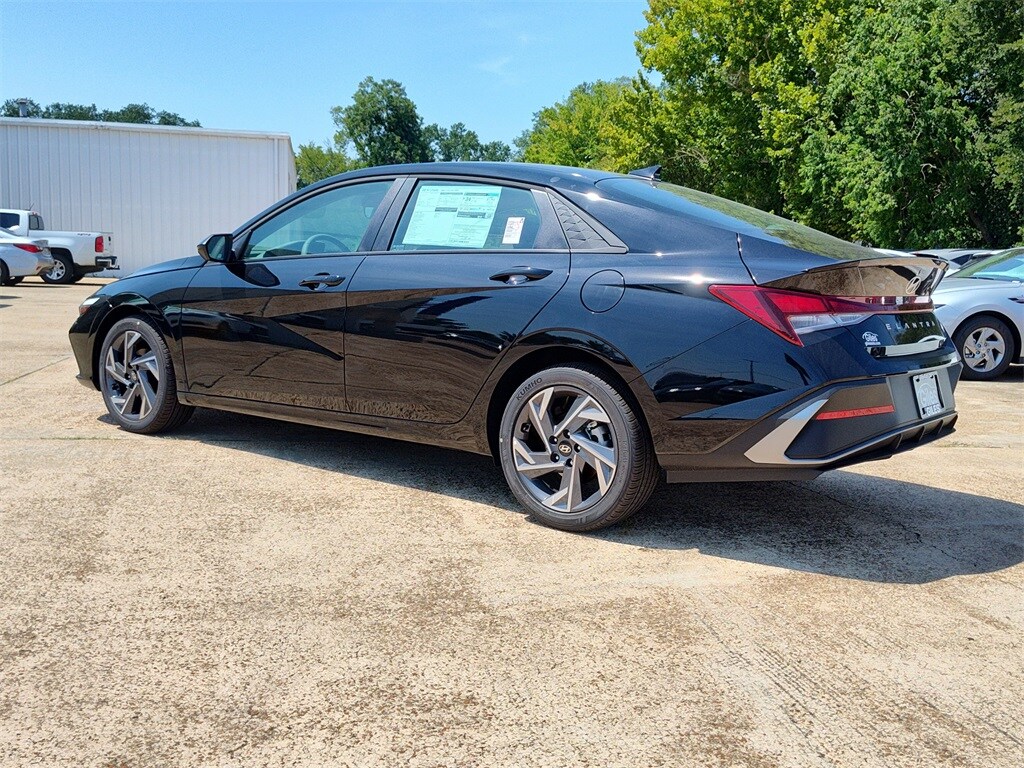 2025 Hyundai Elantra SEL Sport photo 3