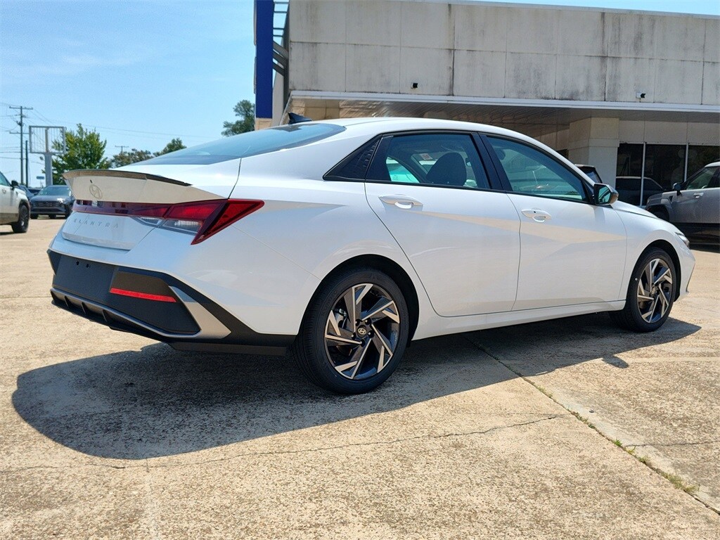2025 Hyundai Elantra SEL Sport photo 4