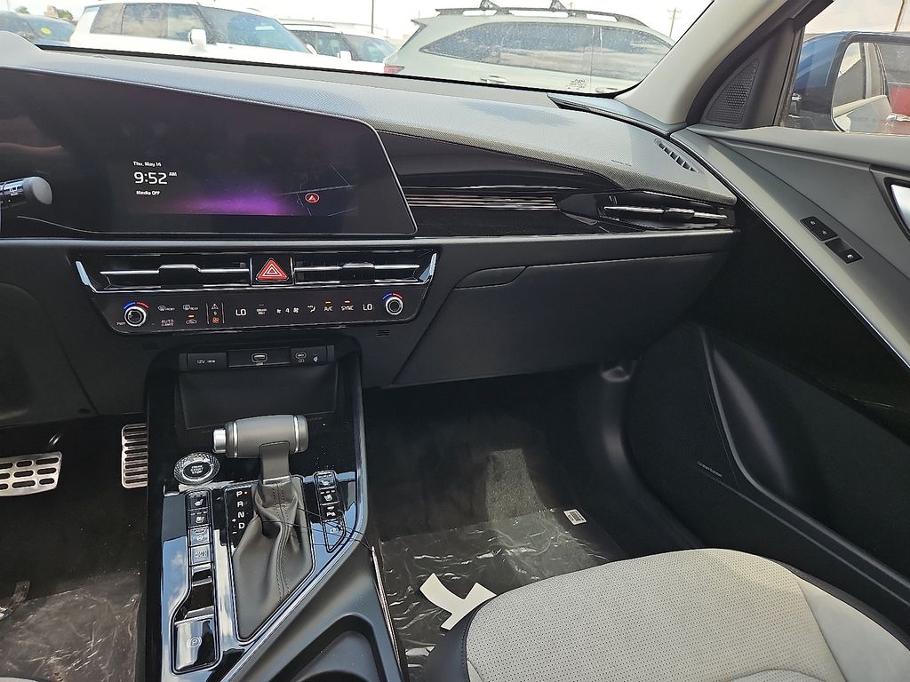 2025 Kia Niro SX Touring - Photo 17