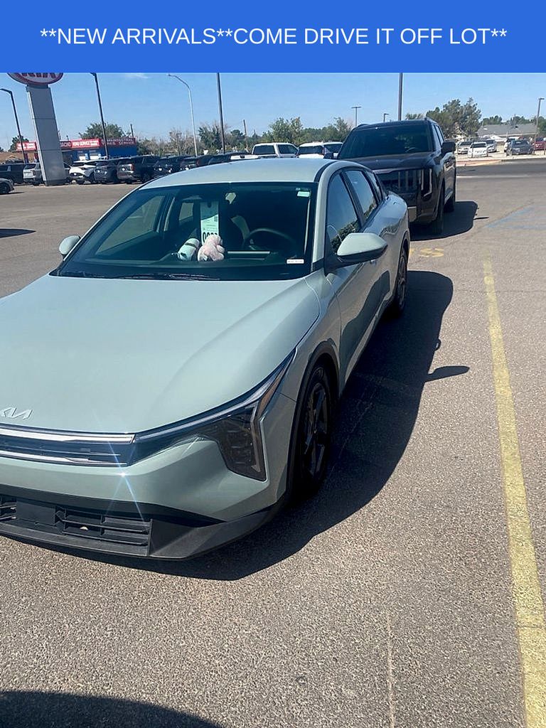 2025 Kia K4 LXS AT's photo