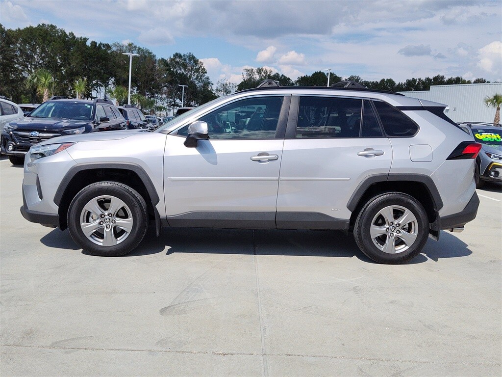 2024 Toyota RAV4 Hybrid XLE photo 2