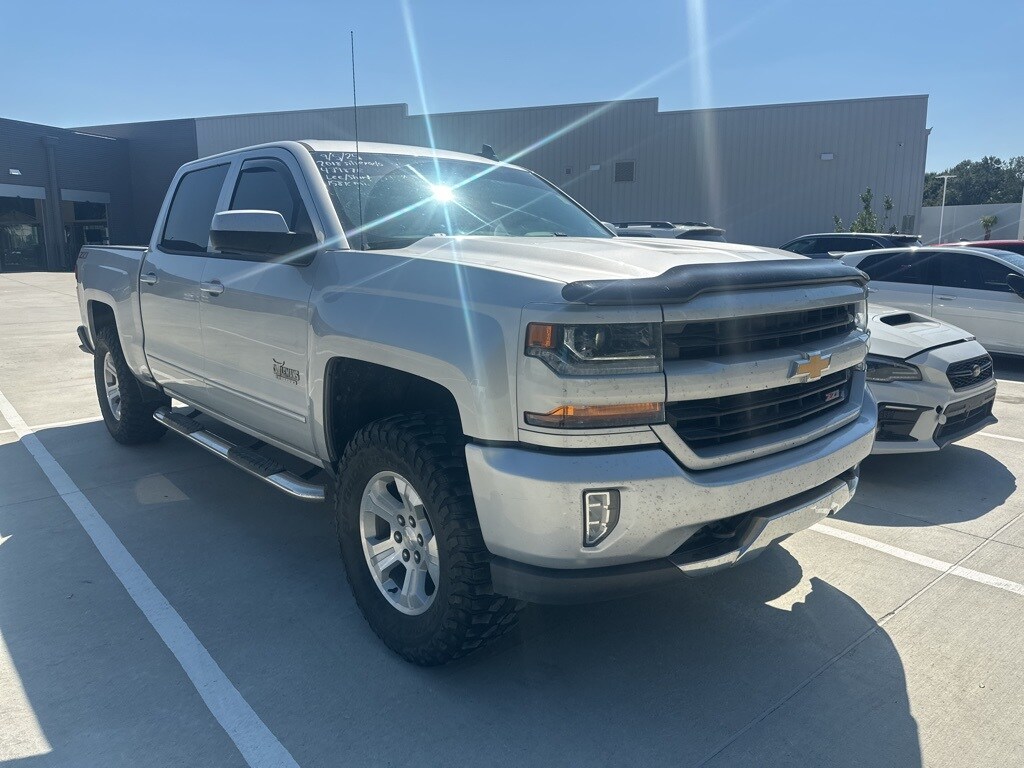2018 Chevrolet Silverado 1500 LT photo 2