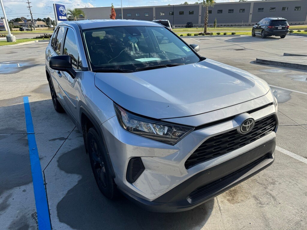 2022 Toyota RAV4 LE photo 4