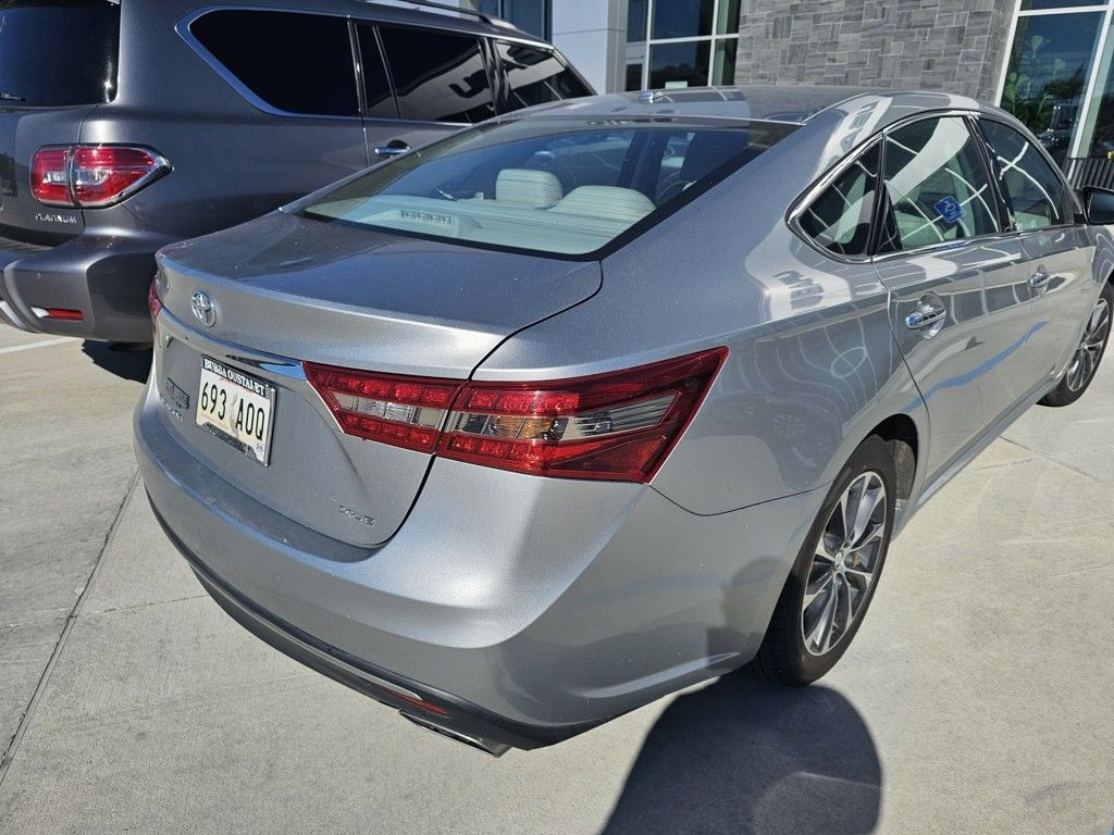 2016 Toyota Avalon XLE photo 3