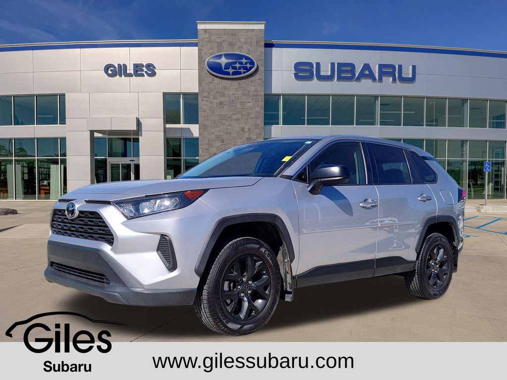 2022 Toyota RAV4 LE's photo