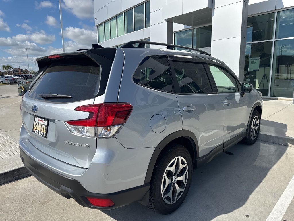 2024 Subaru Forester Premium photo 2