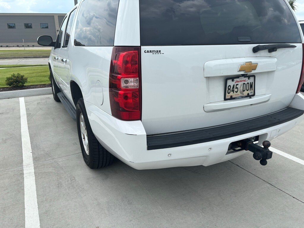 2014 Chevrolet Suburban 1500 LT photo 2
