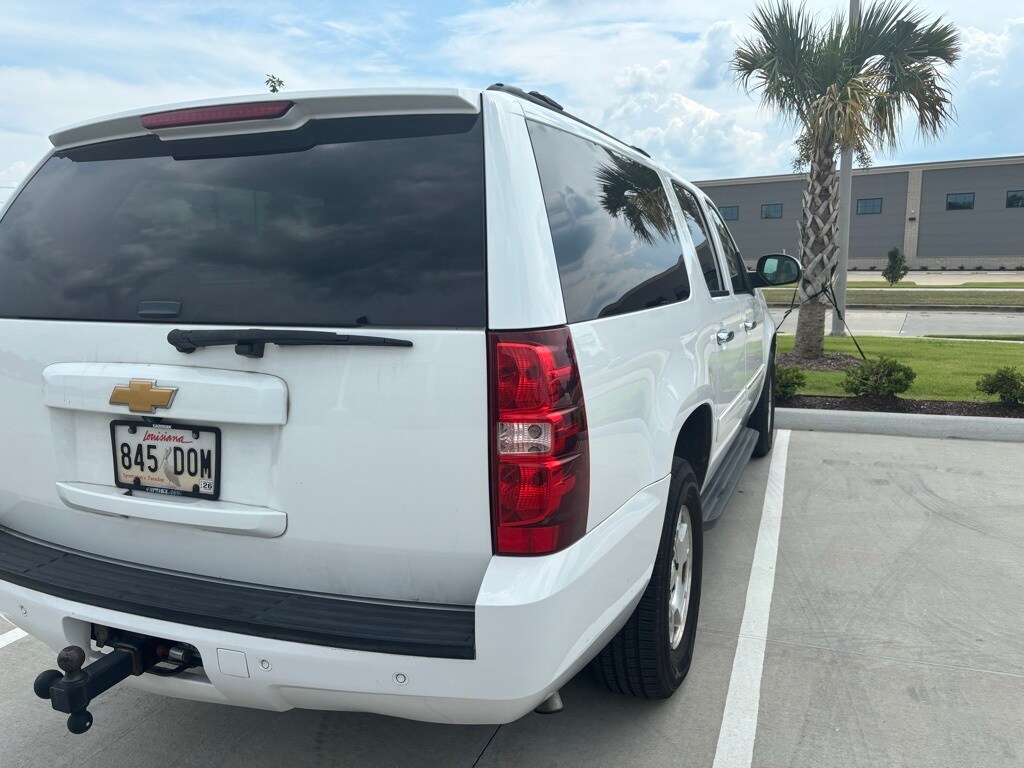 2014 Chevrolet Suburban 1500 LT photo 3