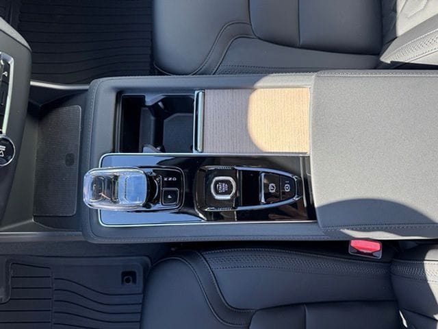 2025 Volvo XC90 Plus - Photo 22