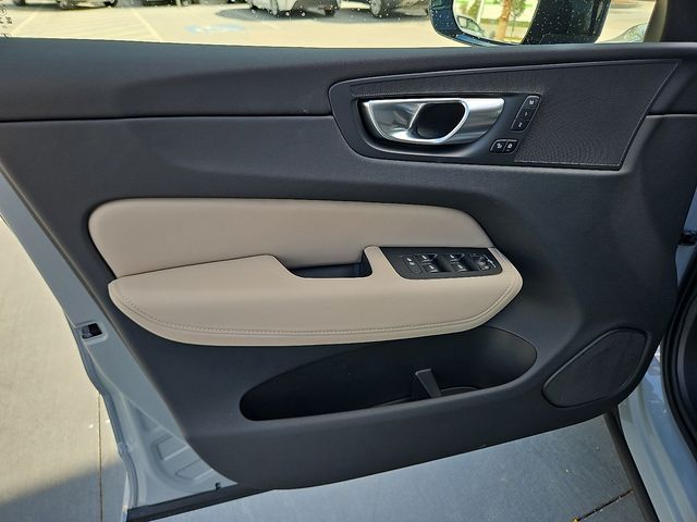 2026 Volvo XC60 Plus - Photo 16