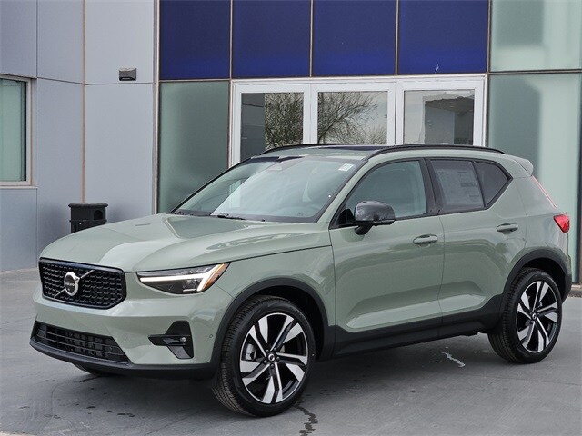 2025 Volvo XC40 photo 2