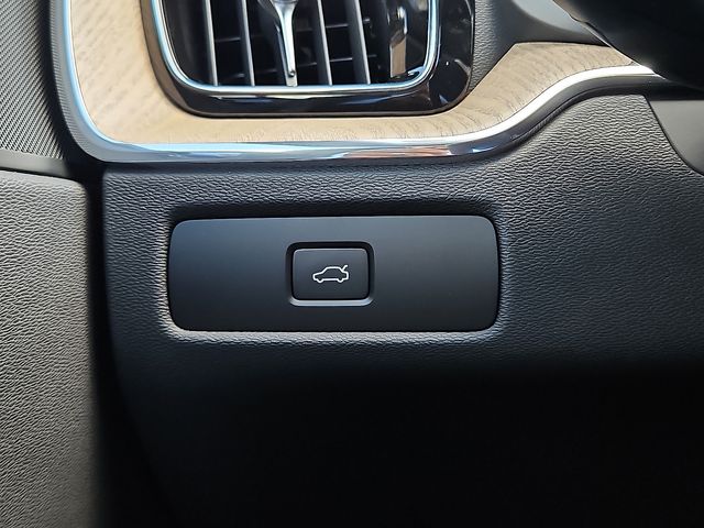 2026 Volvo XC60 Plus - Photo 19