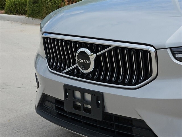 2025 Volvo XC40 Plus photo 2