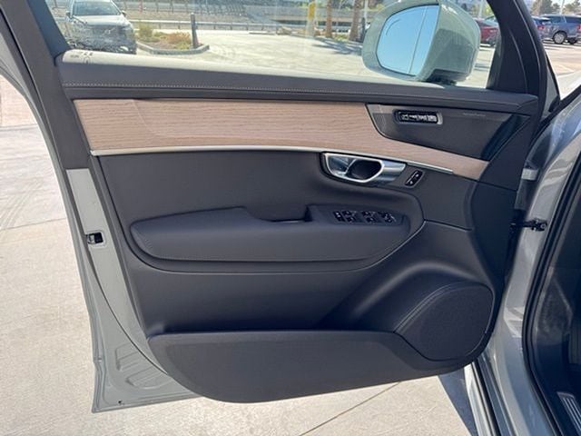 2025 Volvo XC90 Plus - Photo 16