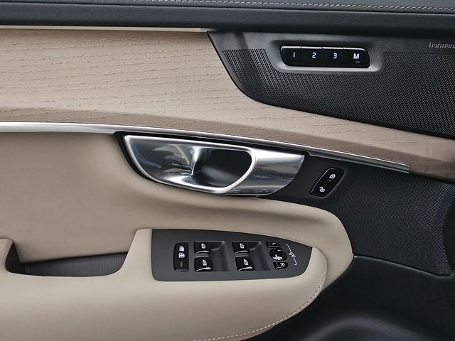 2026 Volvo XC90 Plus - Photo 16