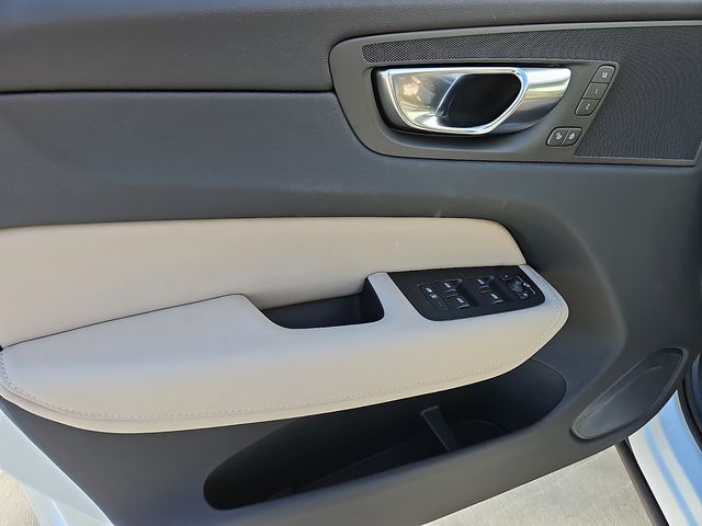 2026 Volvo XC60 Plus - Photo 16