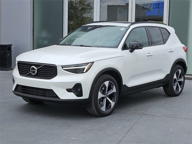 2025 Volvo XC40 Plus photo 2