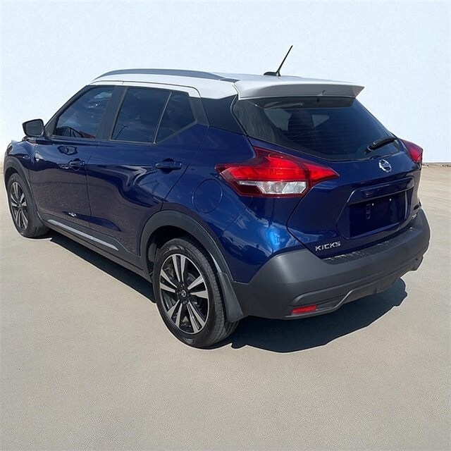 2019 Nissan Kicks SR photo 2
