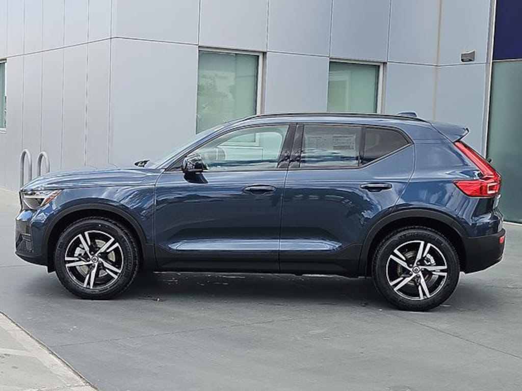New 2026 Volvo XC40 B5 Core SUV