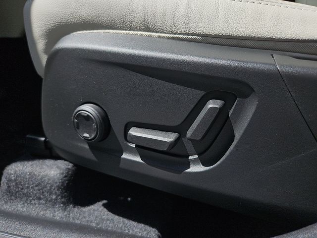 2026 Volvo XC40 Plus - Photo 17
