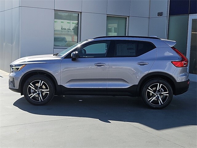 2026 Volvo XC40 Core photo 3