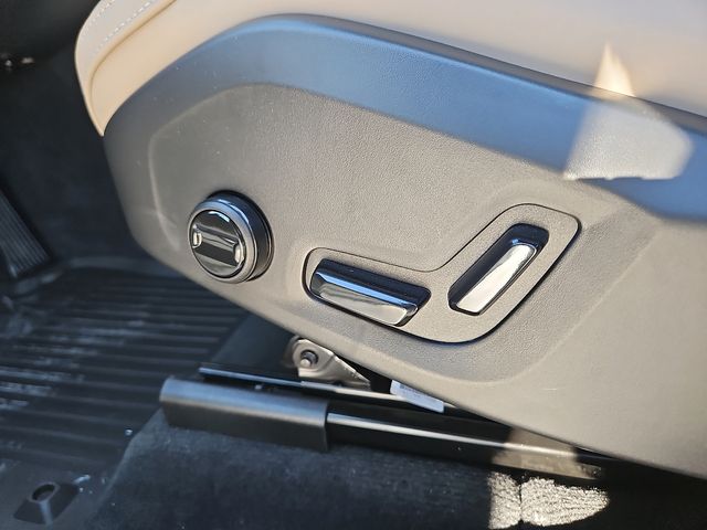 2026 Volvo XC60 Plus - Photo 18