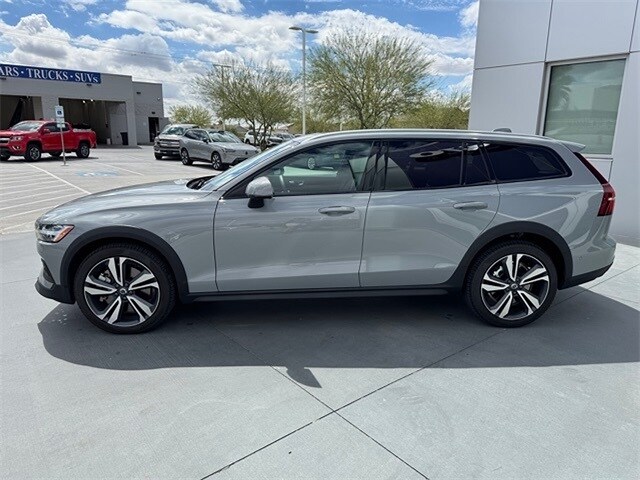 2026 Volvo V60 Cross Country B5 Plus photo 2