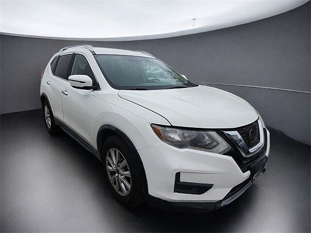 2017 Nissan Rogue SV photo 2