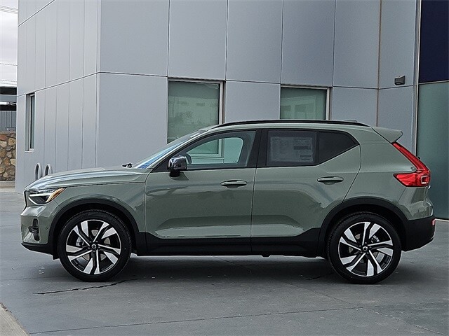 2025 Volvo XC40 photo 3