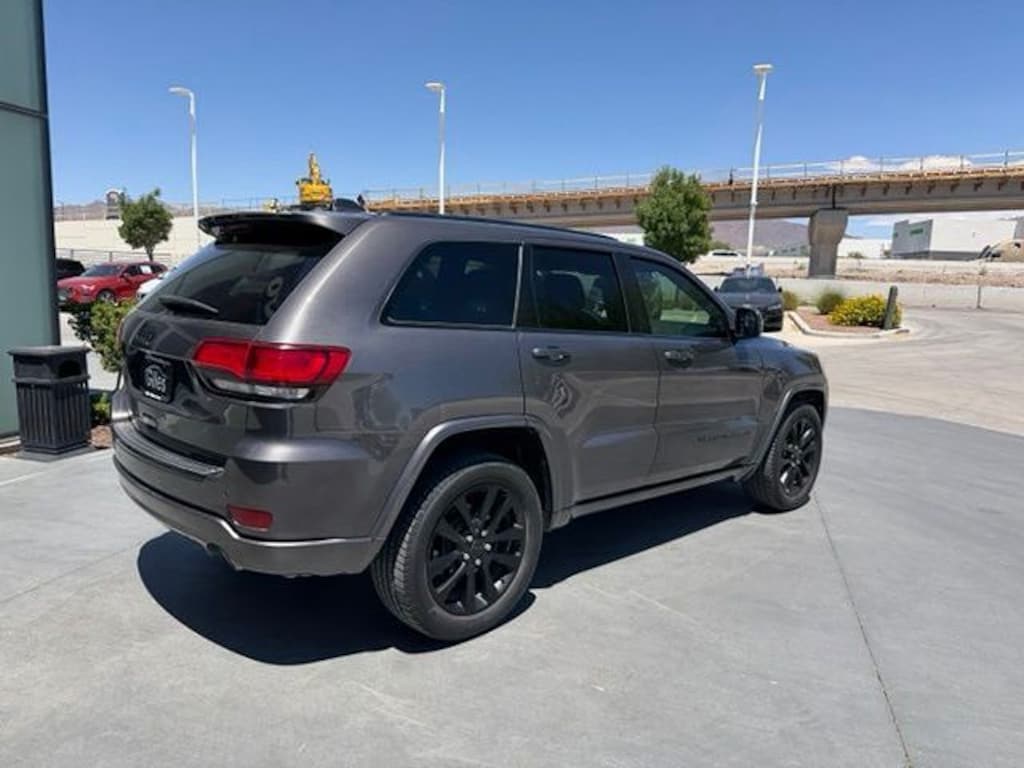 Used 2018 Jeep Grand Cherokee Laredo 4x4 SUV
