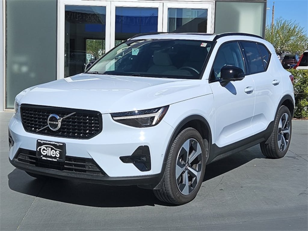 New 2026 Volvo XC40 B5 Plus SUV