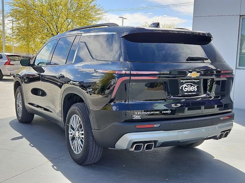 Used 2025 Chevrolet Traverse LT SUV