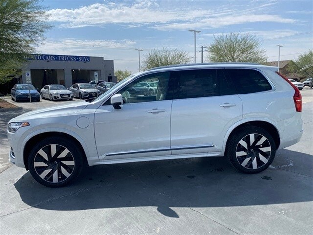 2025 Volvo XC90 T8 Plus photo 3