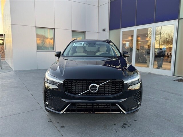 2025 Volvo XC60 B5 Plus photo 2