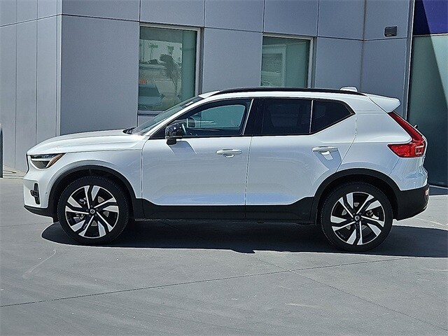 2025 Volvo XC40 Plus photo 2