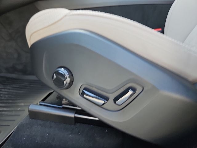 2026 Volvo XC60 Plus - Photo 18