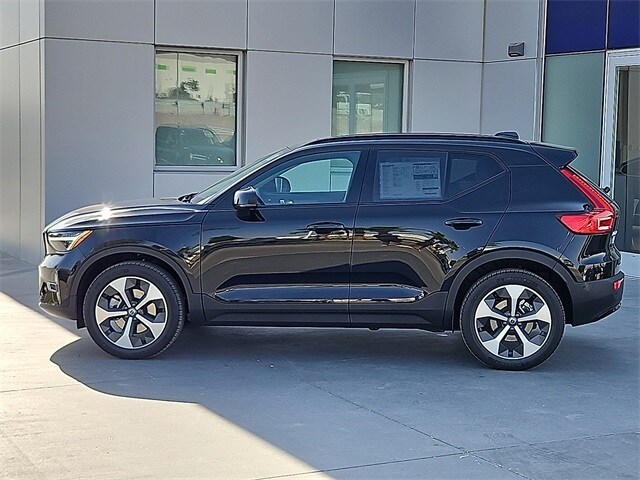 2025 Volvo XC40 Plus photo 3