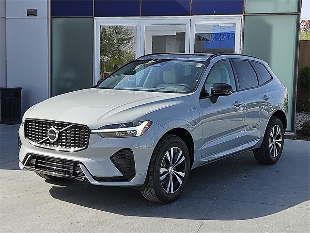 2025 Volvo XC60 Hybrid T8 Core photo 2