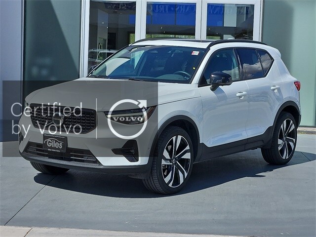2025 Volvo XC40 Plus photo 2