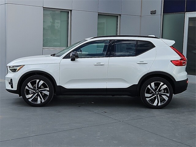 2026 Volvo XC40 photo 2