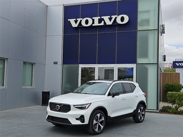 2025 Volvo XC40 B5 Plus Dark Theme