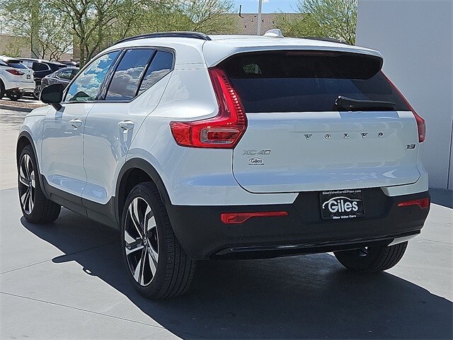 2025 Volvo XC40 Plus photo 3