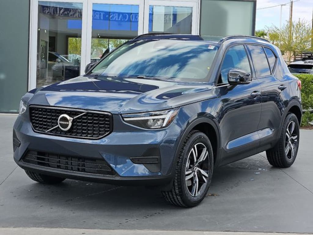 New 2026 Volvo XC40 B5 Core SUV