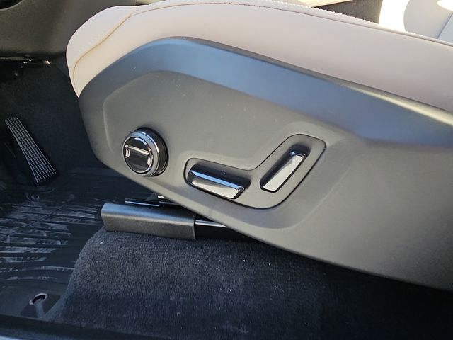 2026 Volvo XC90 Plus - Photo 18