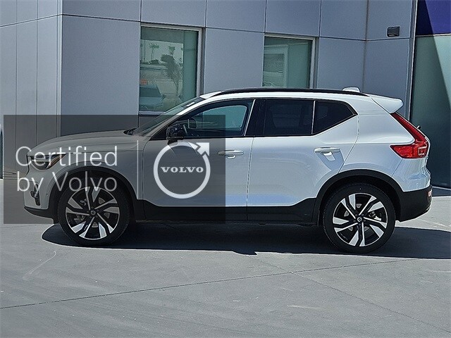 2025 Volvo XC40 Plus photo 3
