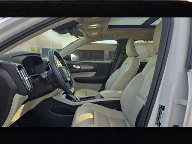 2023 Volvo XC40 AWD Plus photo 2