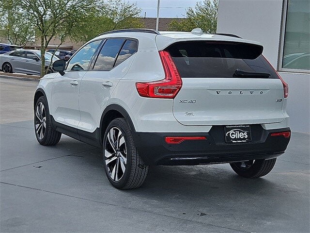 2026 Volvo XC40 photo 3